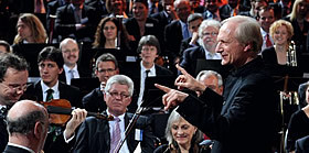 Prof. Gernot Schulz auf dem KulturInvest-Kongress - dirigiert Orchester